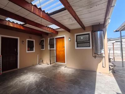 Cottage For Rent in Gleemoor, Cape Town